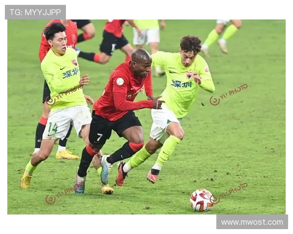 10月29日足球明星齐聚赛场展现风采引发球迷热烈追捧 10月29日足球明星齐聚赛场展现风采引发球迷热烈追捧