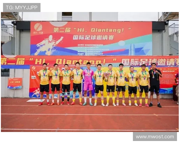 国际足球明星齐聚一堂热情鼓掌展现团结精神与友谊风采