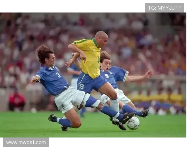 足球明星小狐狸的精彩瞬间与独特魅力尽在这组照片中展现