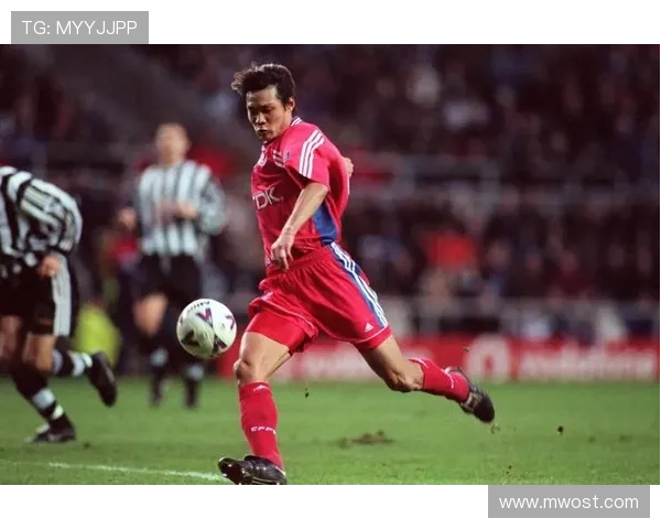 足球明星为何多为前锋位置解析与背后原因探讨 足球明星为何多为前锋位置解析与背后原因探讨