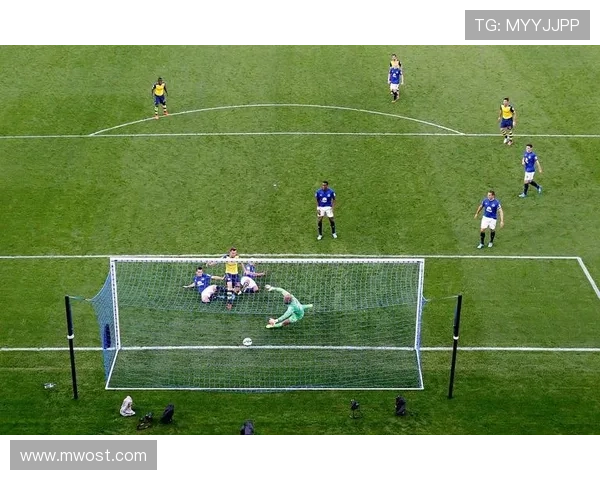 足球明星精彩踢球瞬间集锦让你领略足球魅力与技巧的完美结合