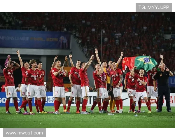 广州足球队战术争议引发热议球迷对球队未来发展看法不一