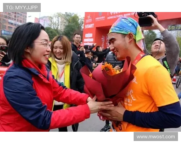 重庆足球队的崛起之路：揭秘他们背后的力量与激情