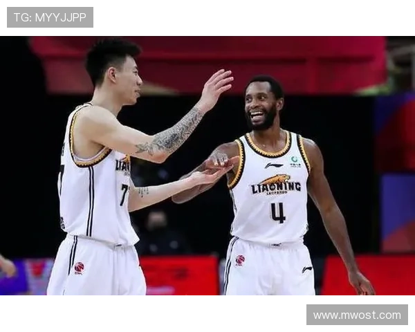 武汉篮球队团队协作引发热议球迷对战术配合与球员默契产生分歧